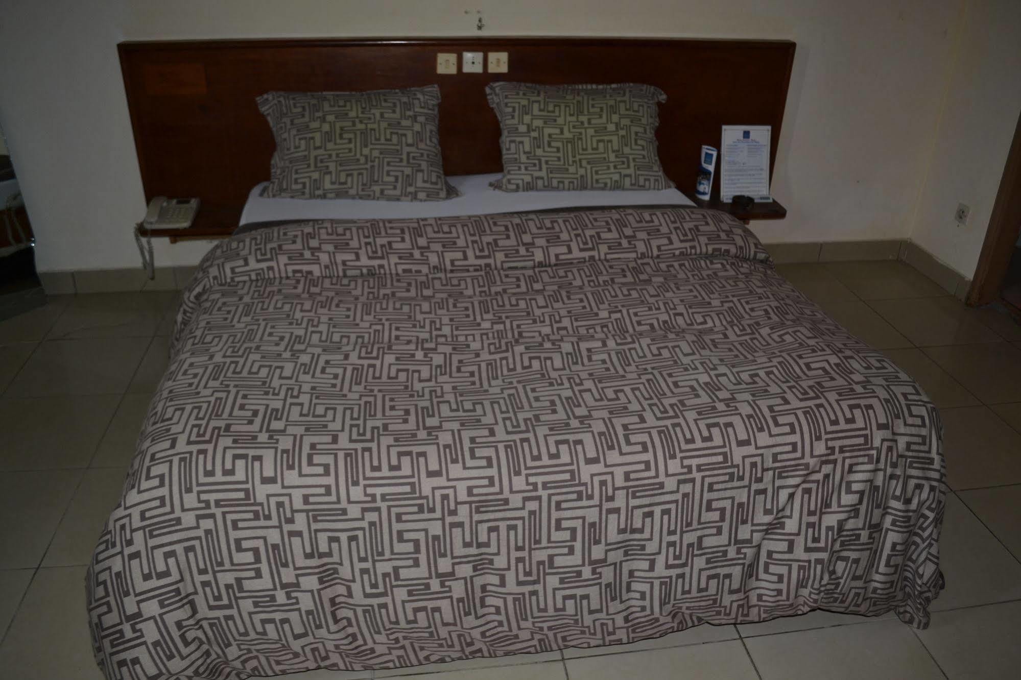 Hotel Lumiere Akwa دوالا المظهر الخارجي الصورة